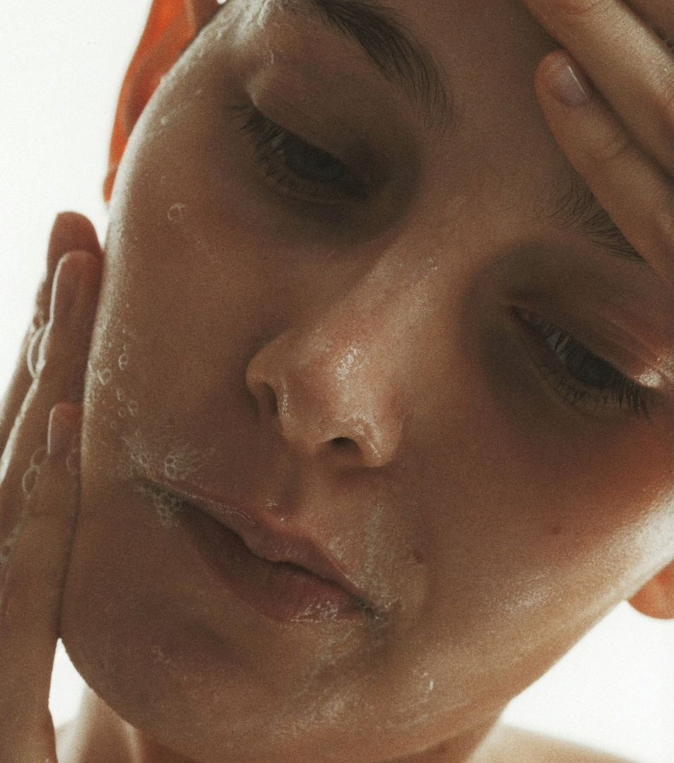 Double nettoyage et acné : faut-il adopter cette routine ?