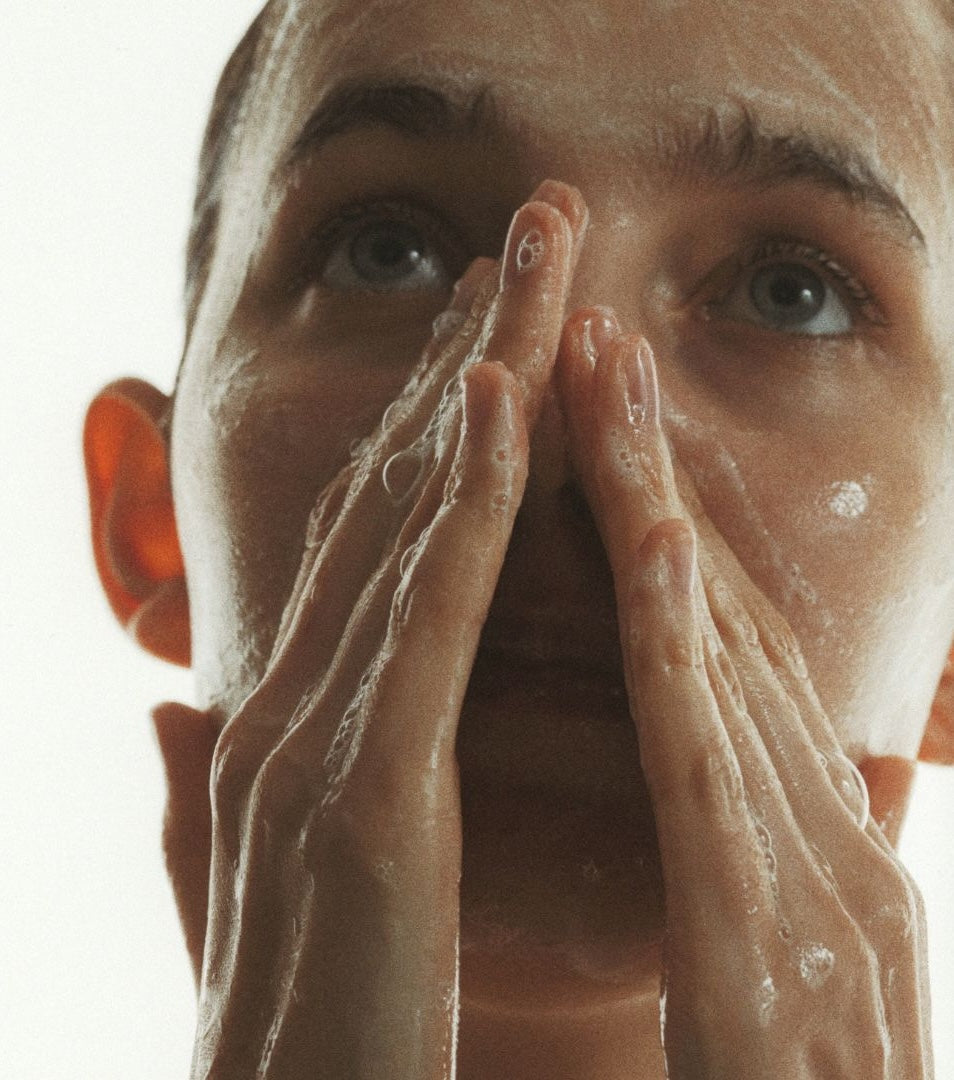 SPF, pollution, maquillage : pourquoi un seul nettoyage peut être insuffisant