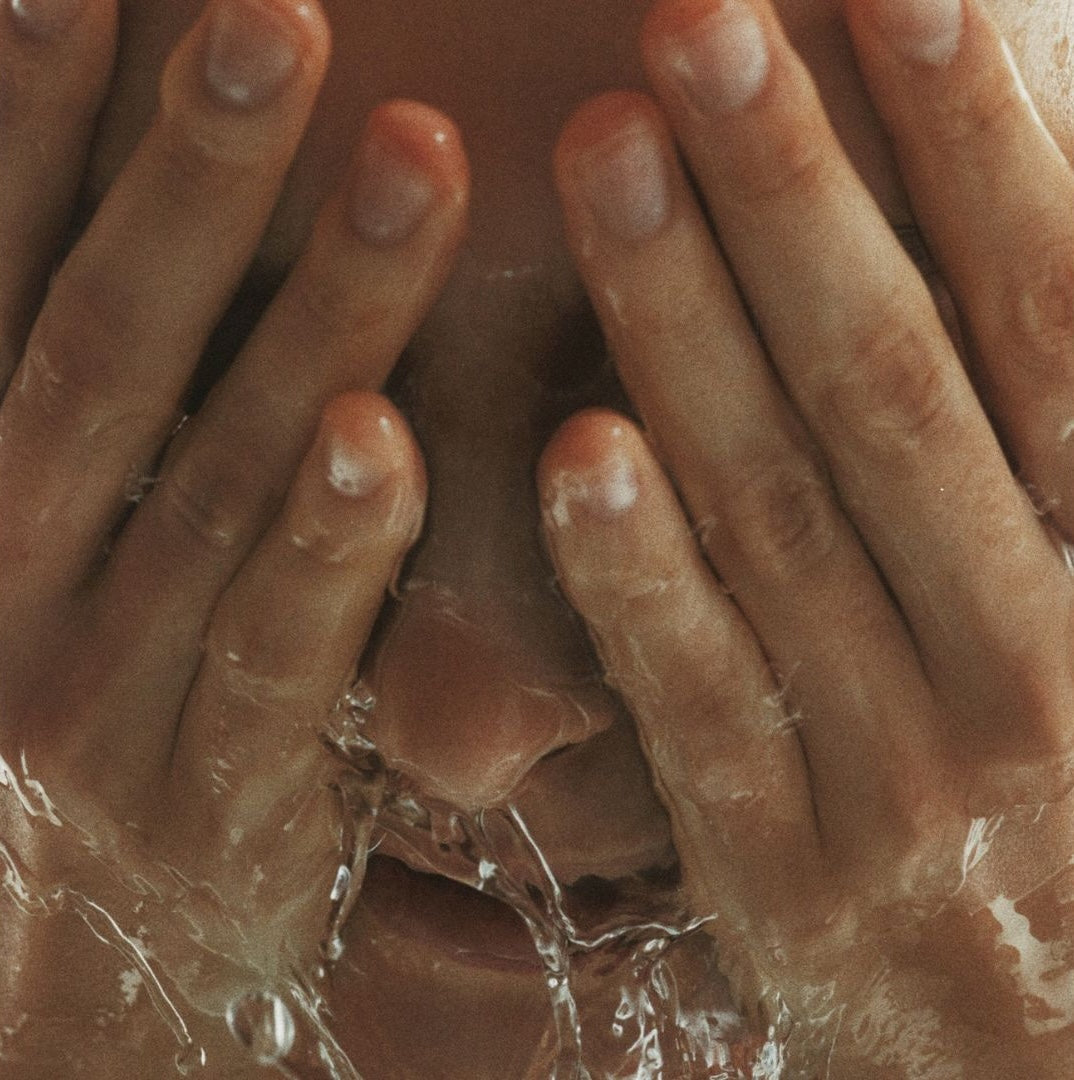 pH cutané : pourquoi un nettoyant mal formulé fragilise la peau